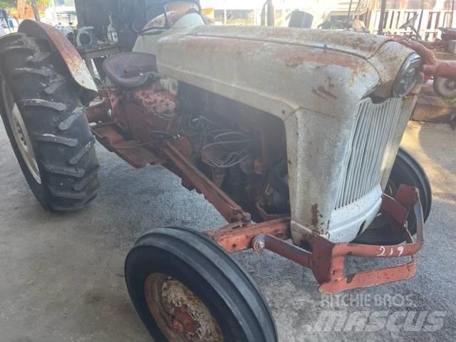 Ford 800 Traktoren