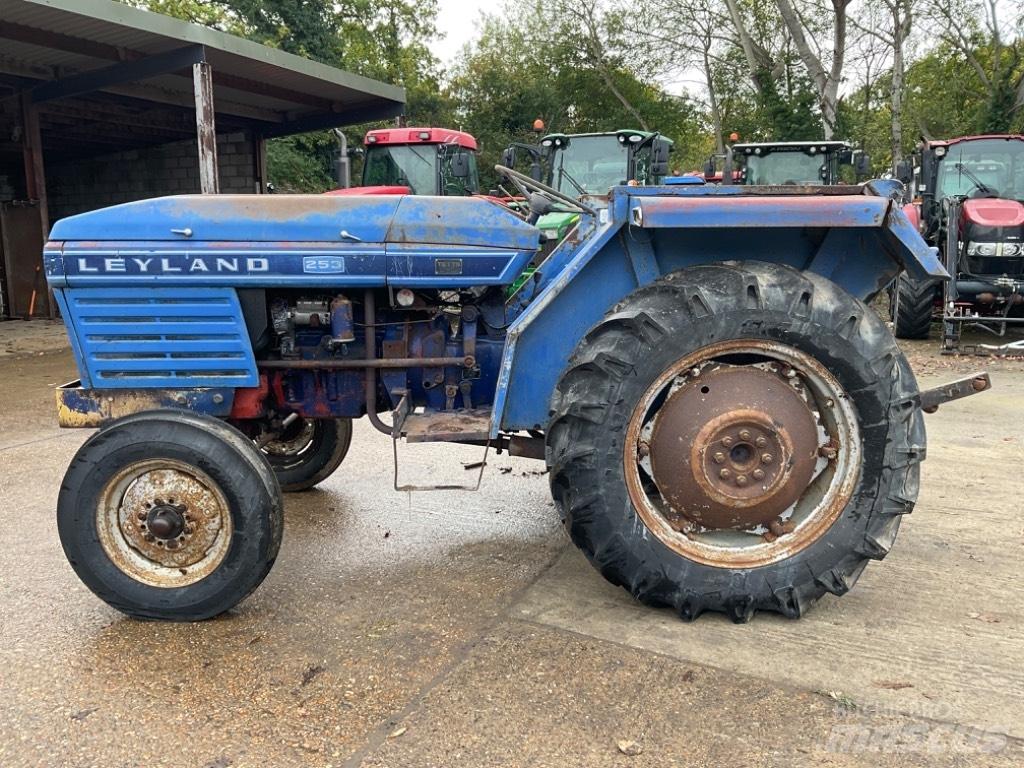 Leyland 253 Traktoren