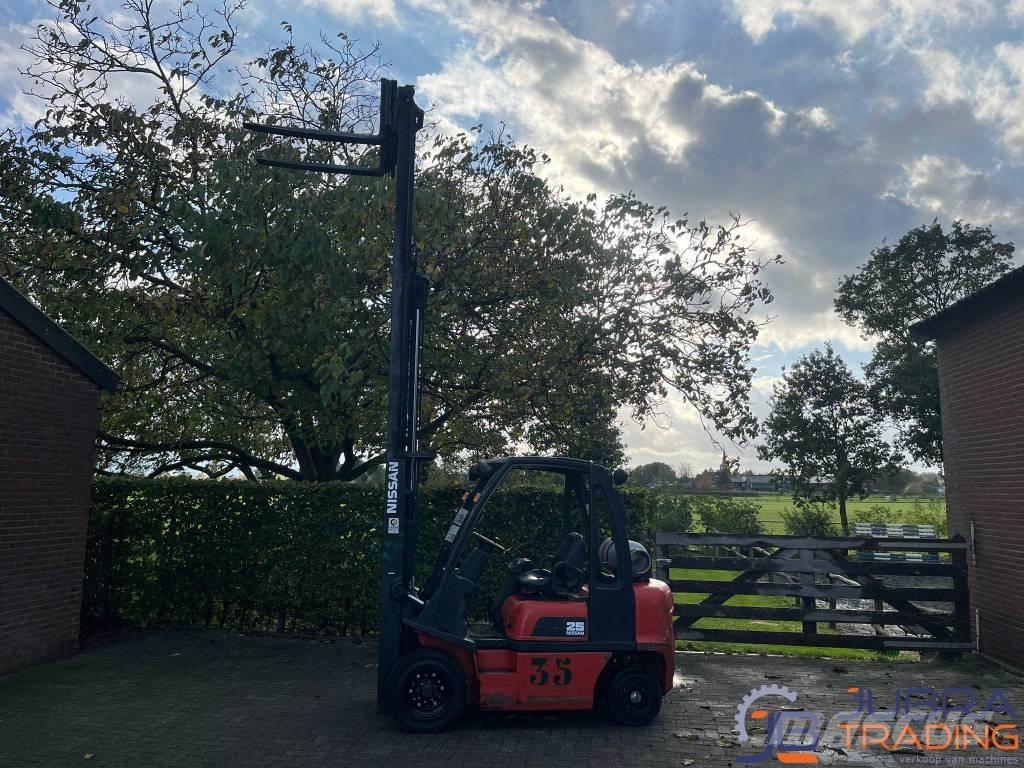 Nissan UD02A25PQ Gasstapler