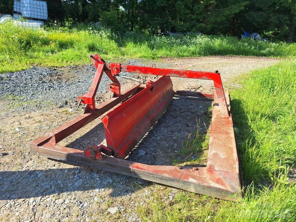 Runni Peltolana 300 Planiergeräte