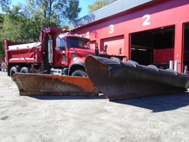 Mack CV 713 Schneeschilde und -pflüge