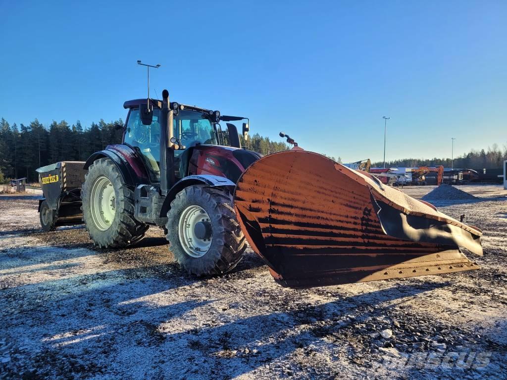 Valtra T 174 E Traktoren