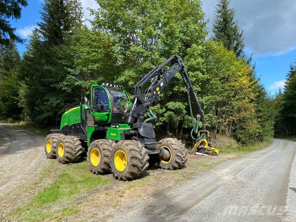 John Deere 1270 G Harvester
