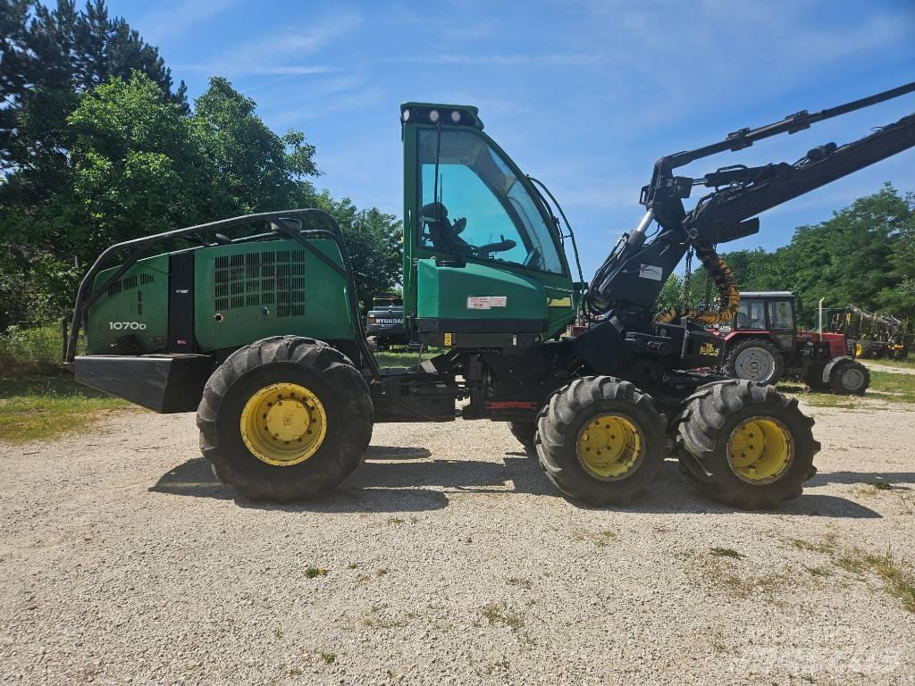 John Deere 1070 D Harvester