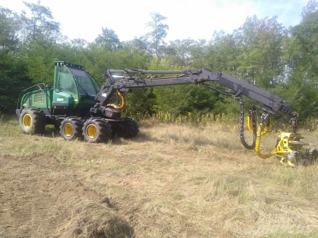 John Deere 1070 D Harvester