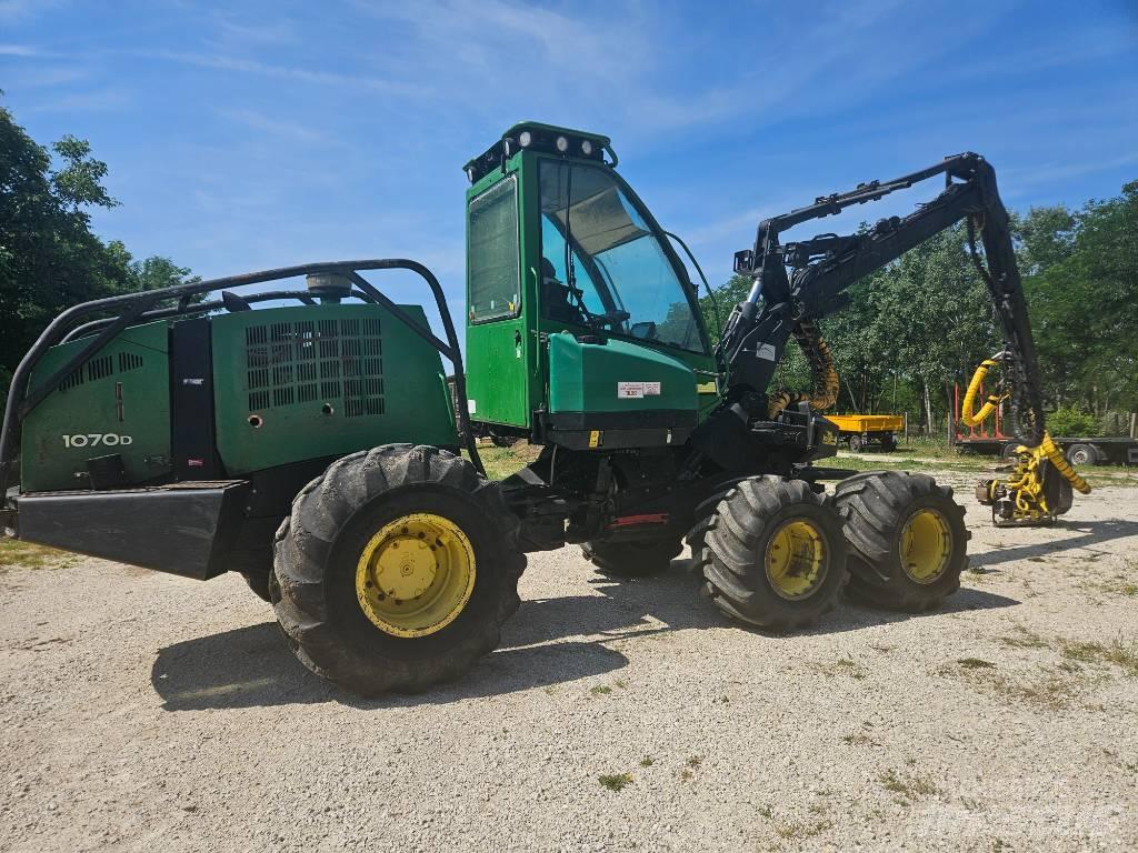 John Deere 1070 D Harvester