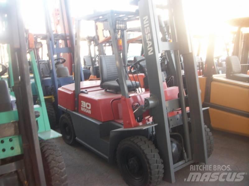 Nissan UGJ02M30 Gasstapler