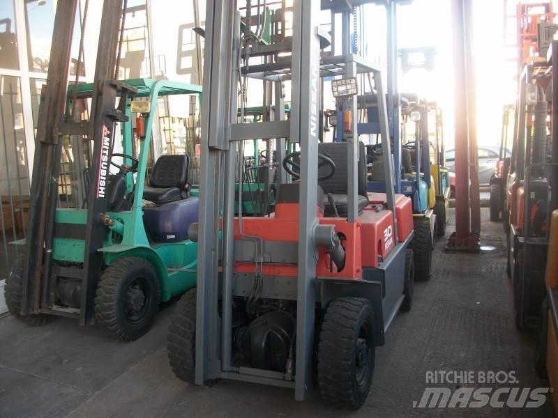 Nissan UGJ02M30 Gasstapler