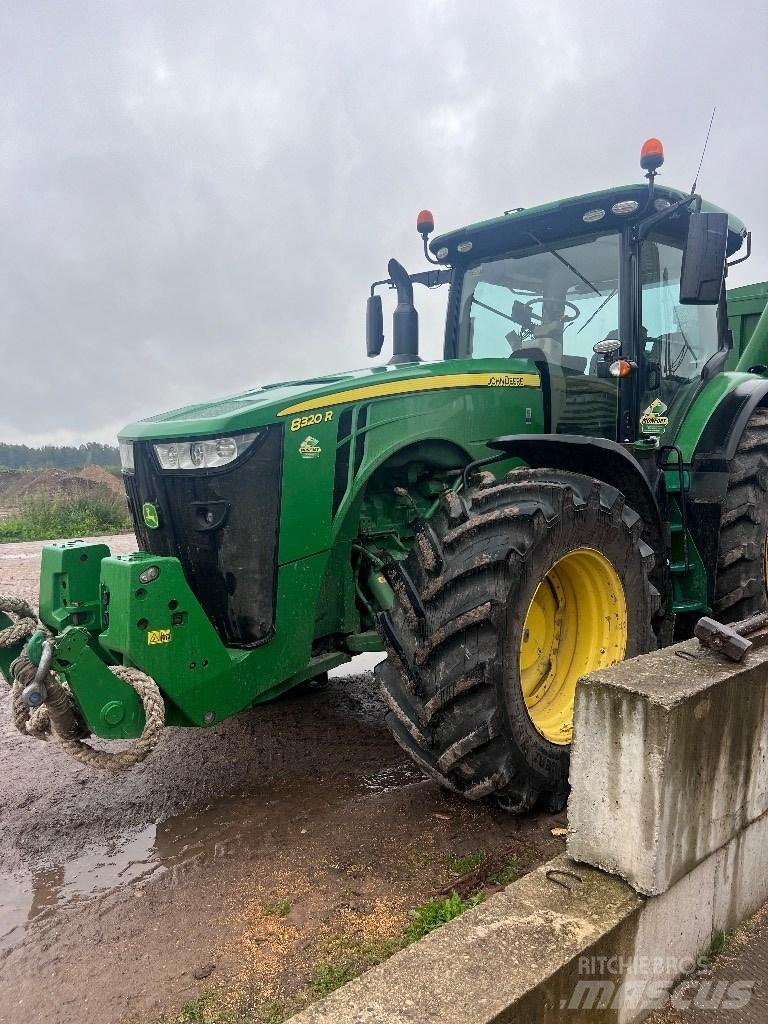 John Deere 8320R Traktoren