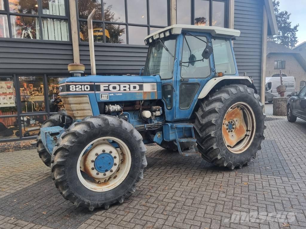 Ford 8210 Traktoren