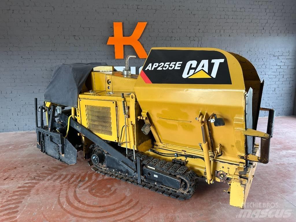 CAT AP 255 E Strassenfertiger