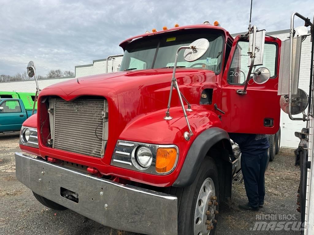 Mack CV 713 Absetzkipper