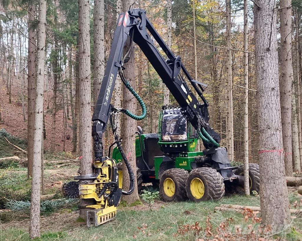 John Deere 1270 G Harvester