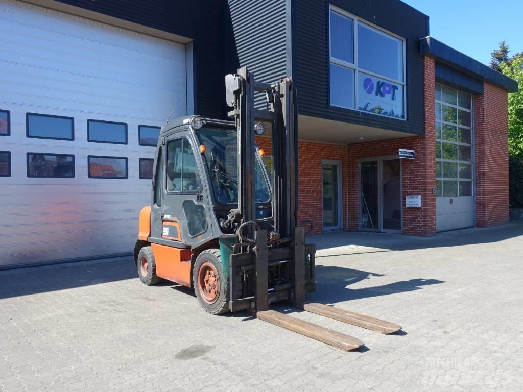 Nissan FGD 02A30Q Dieselstapler