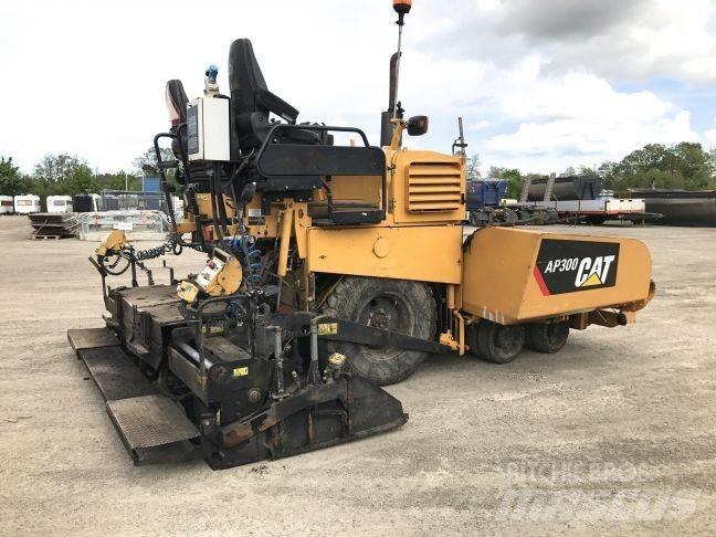 CAT AP 300 Strassenfertiger
