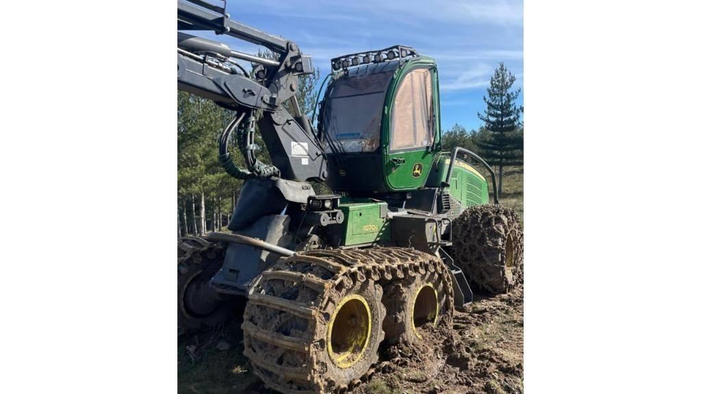 John Deere 1070 G Harvester