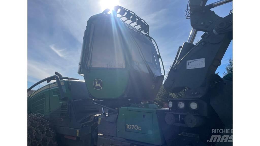 John Deere 1070 G Harvester