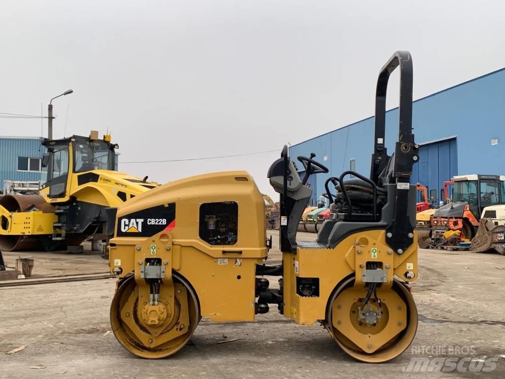 CAT CB 22B Tandemwalzen