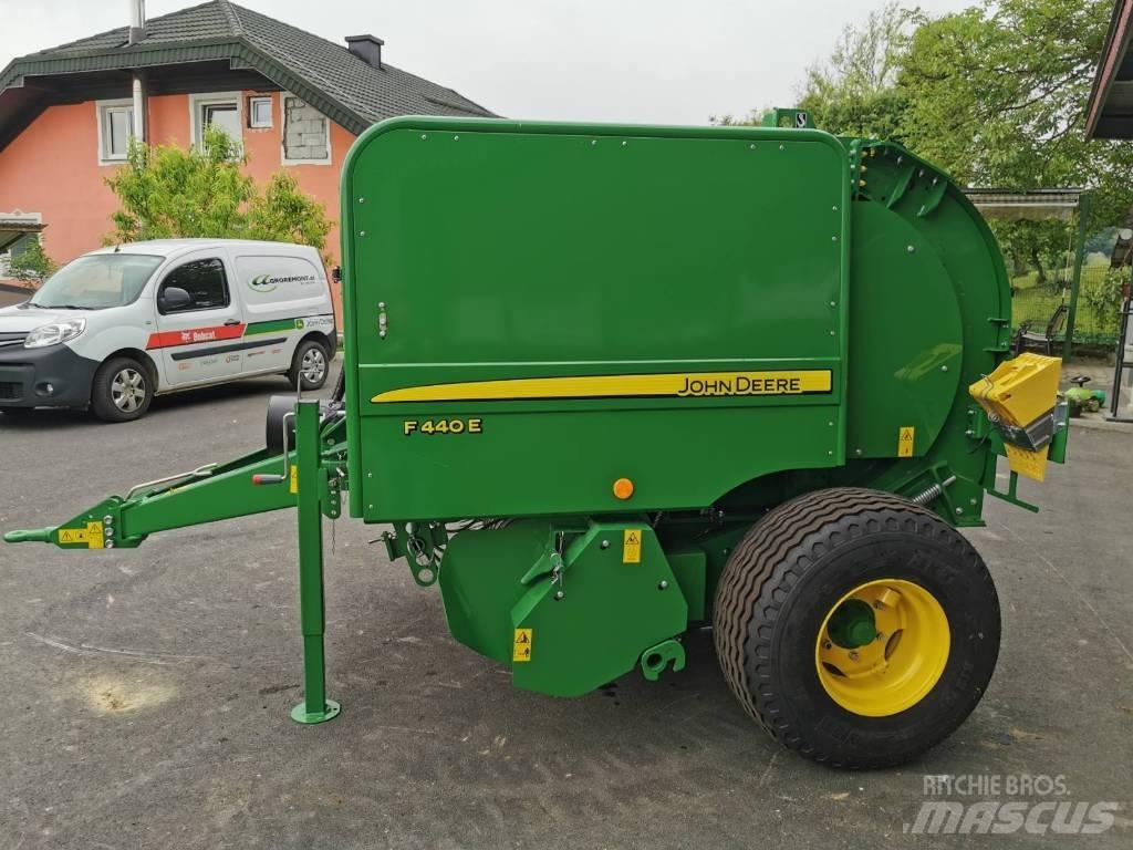 John Deere F440E Rundballenpressen