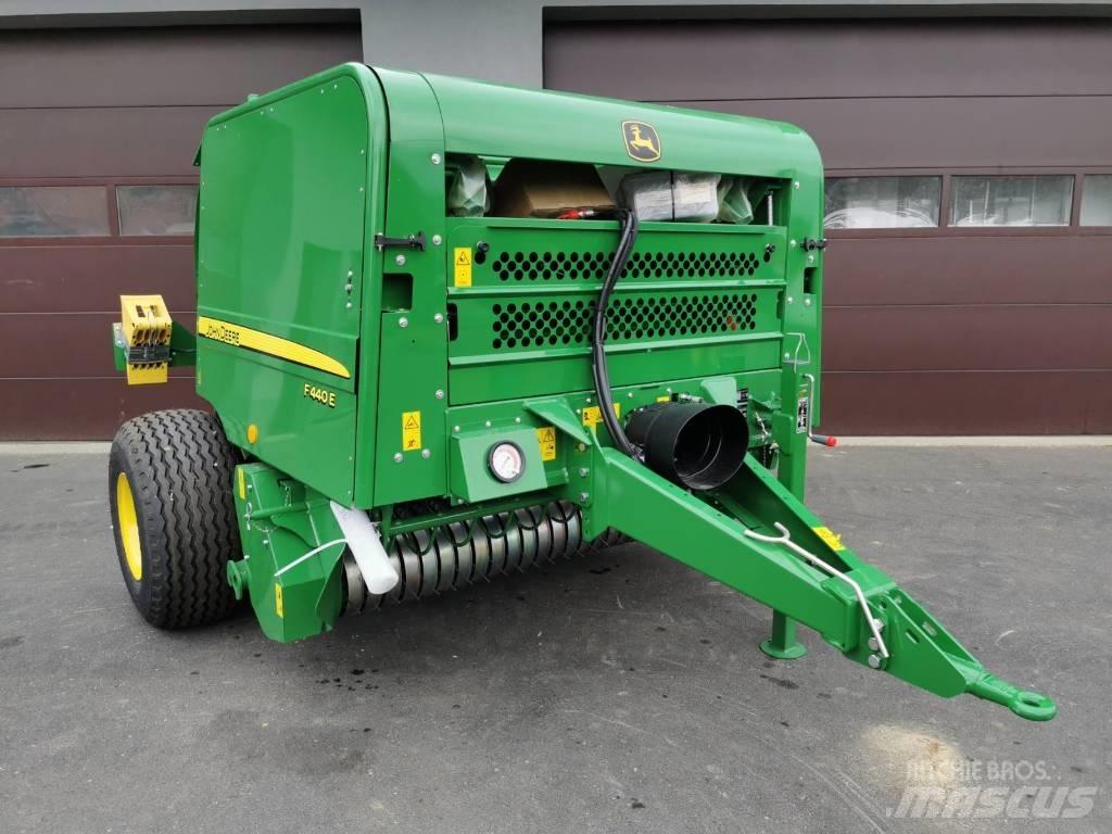 John Deere F440E Rundballenpressen