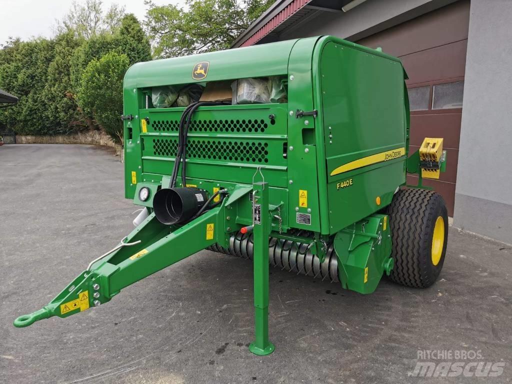 John Deere F440E Rundballenpressen