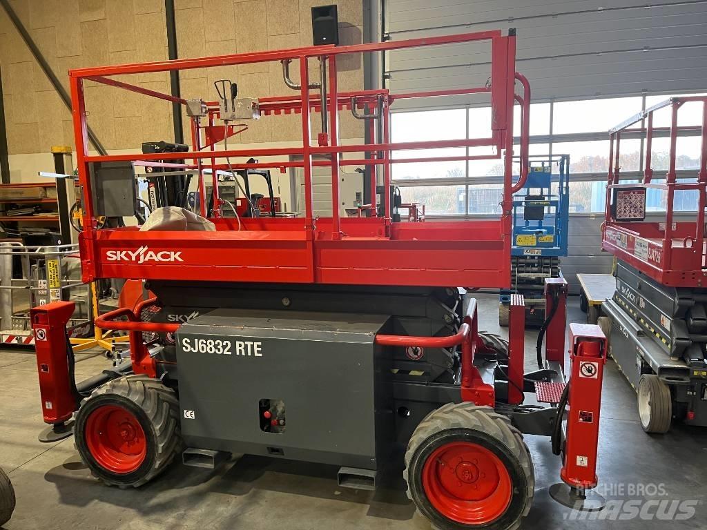 SkyJack SJ 6832 RTE Scheren-Arbeitsbühnen