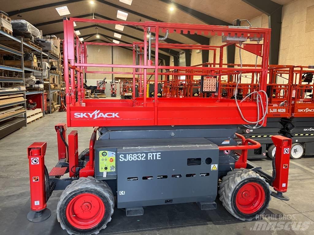 SkyJack SJ 6832 RTE Scheren-Arbeitsbühnen