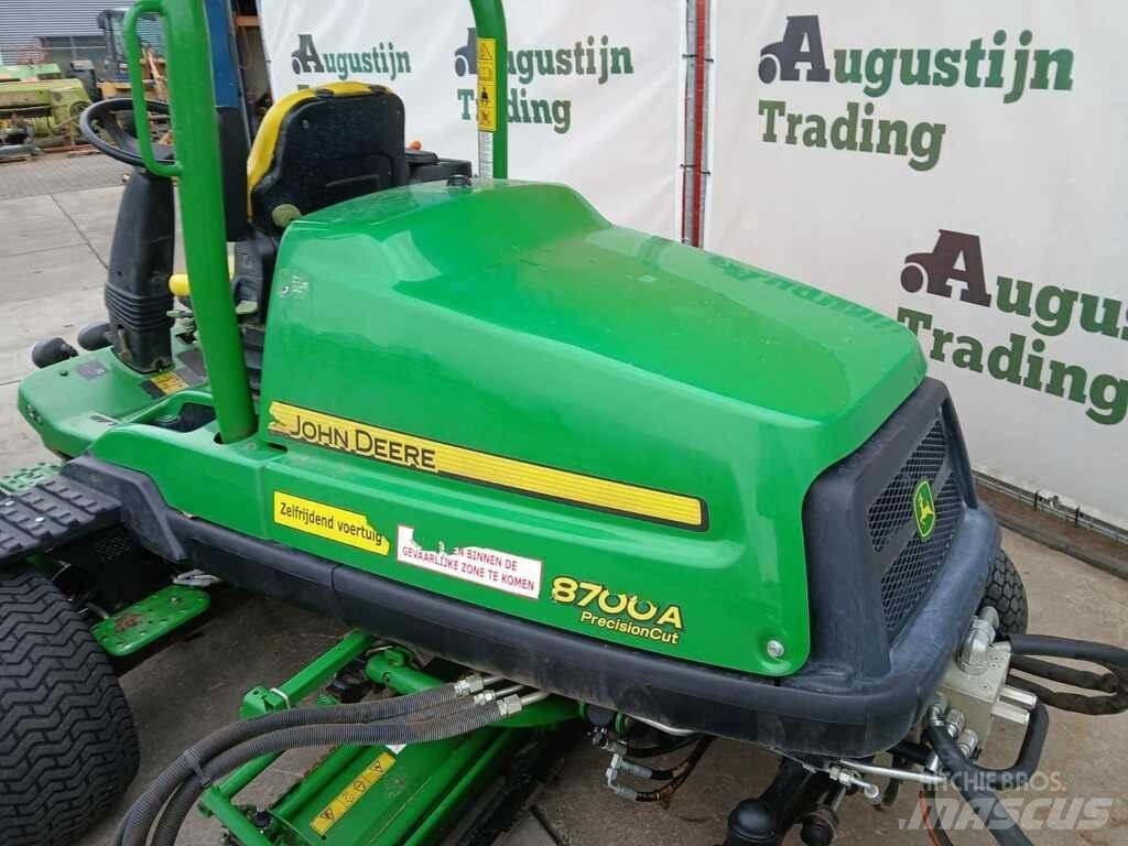 John Deere 8700 A Reitermäher