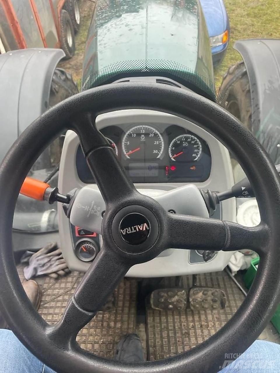 Valtra T 174 E Traktoren