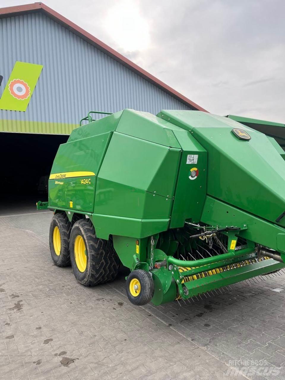 John Deere 1424 C Quaderpressen