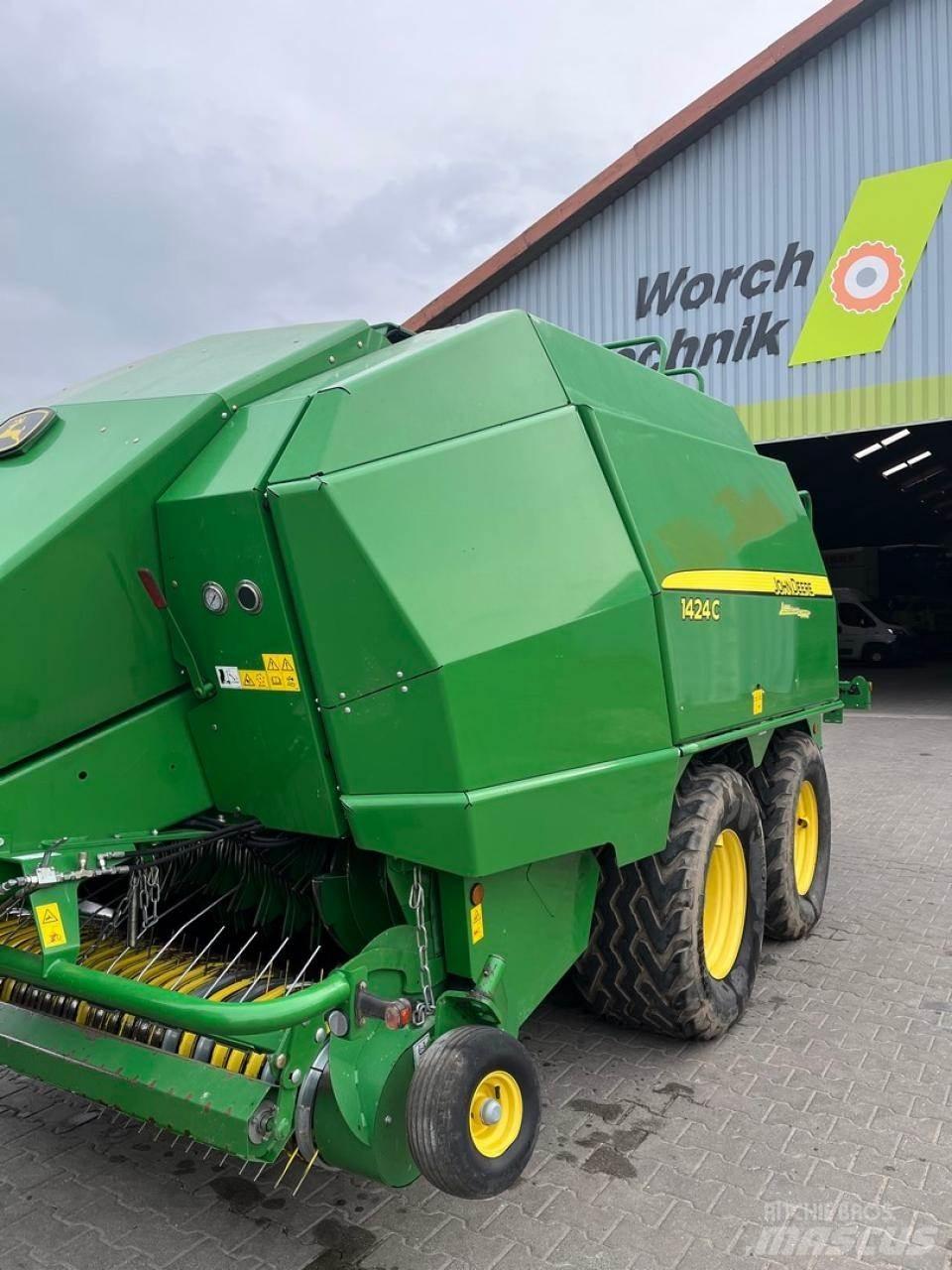 John Deere 1424 C Quaderpressen