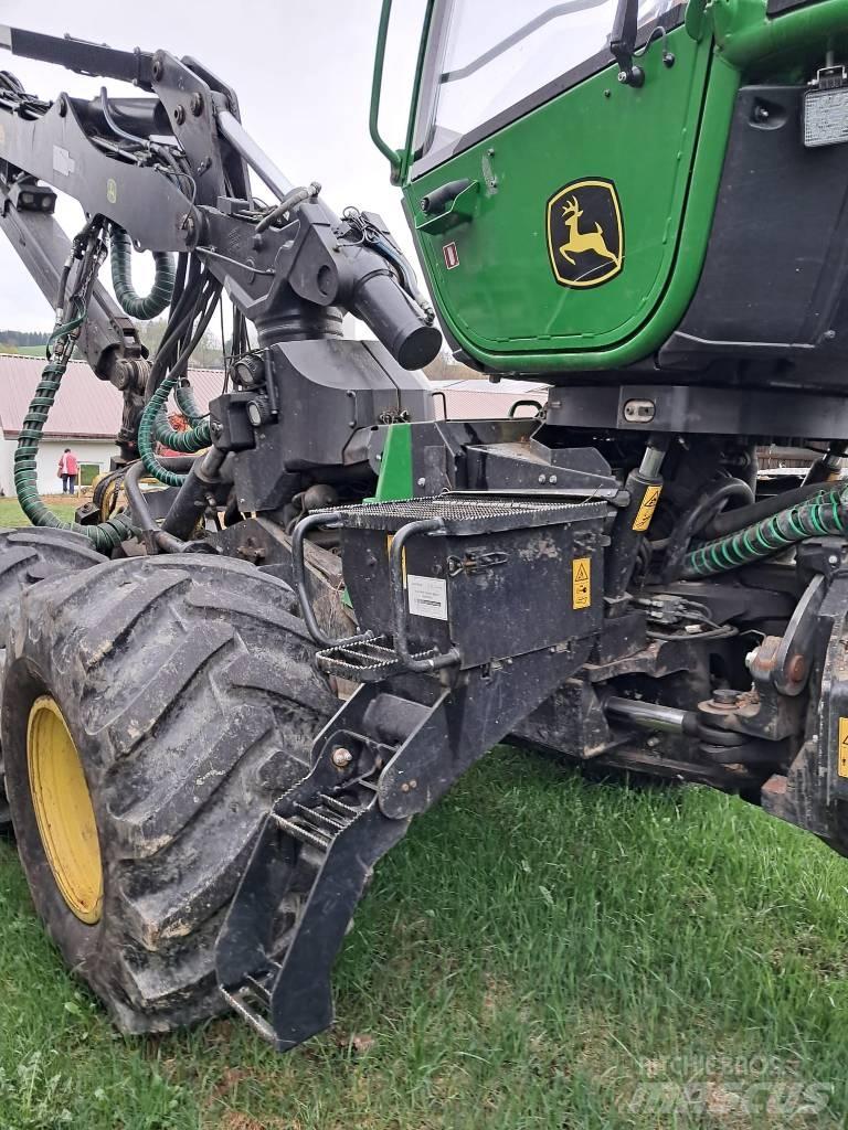 John Deere 1470 G Harvester