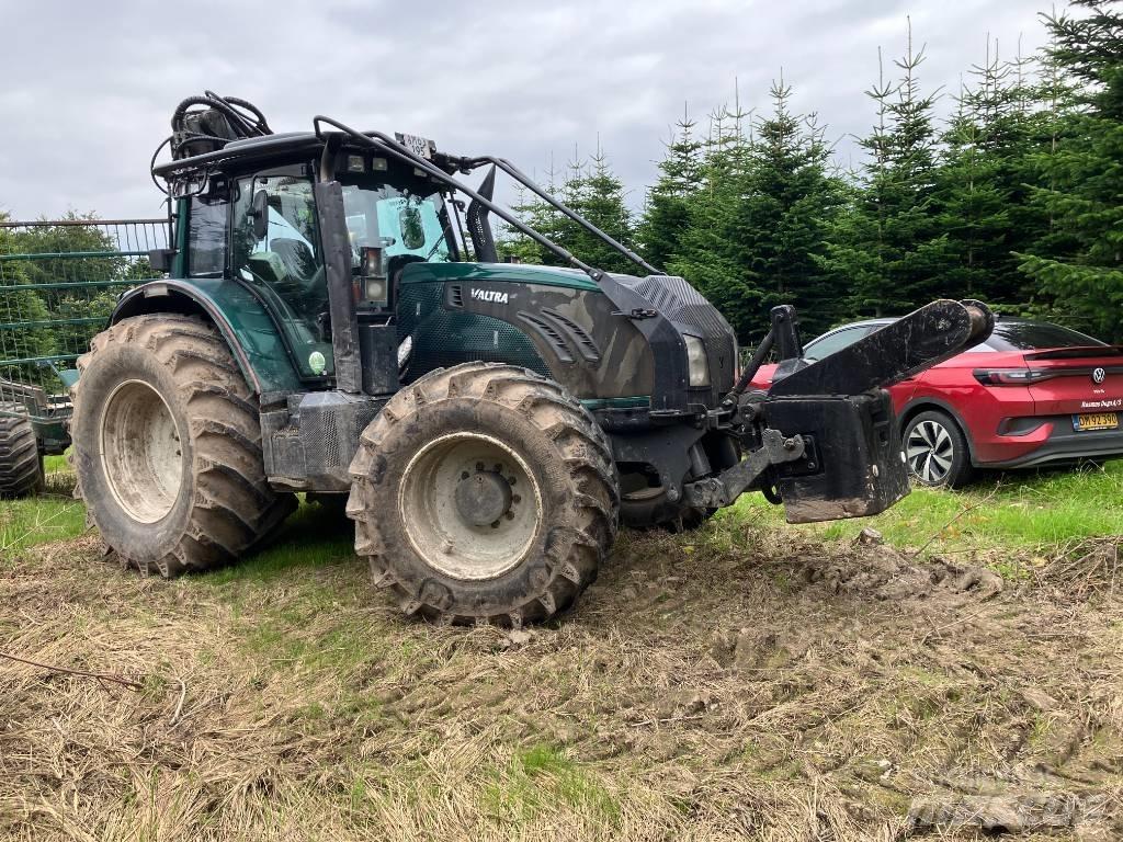 Valtra T 213 V Forsttraktoren