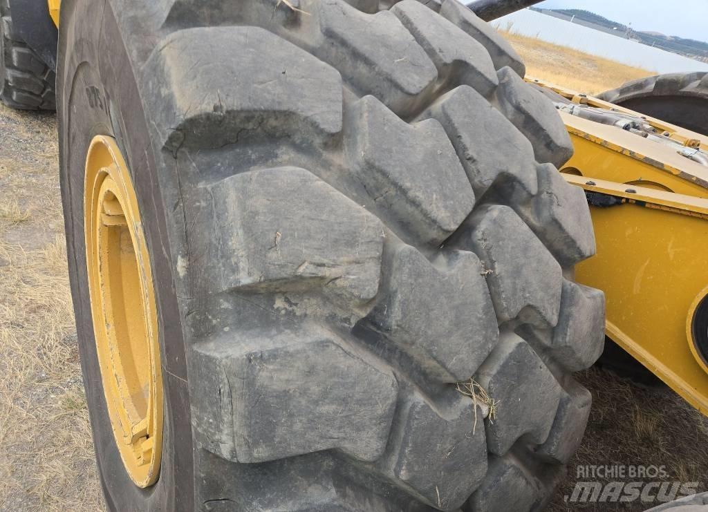CAT 745 Dumper - Knickgelenk