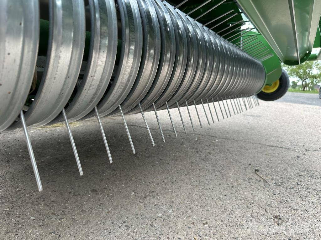 John Deere V461M Rundballenpressen