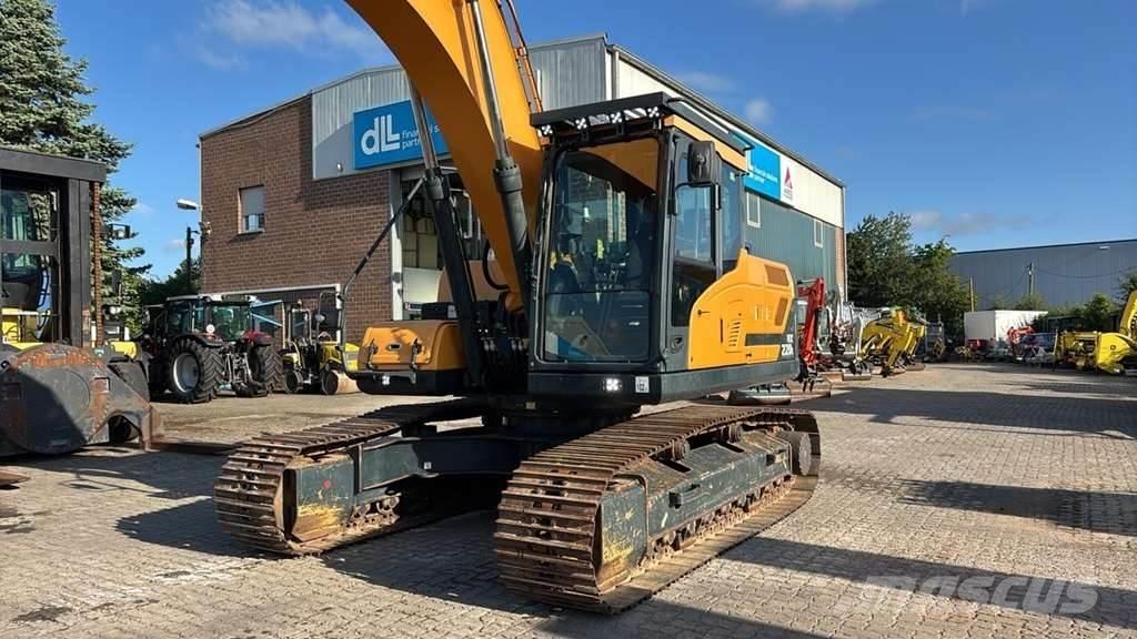 Hyundai HX220L Spezialbagger