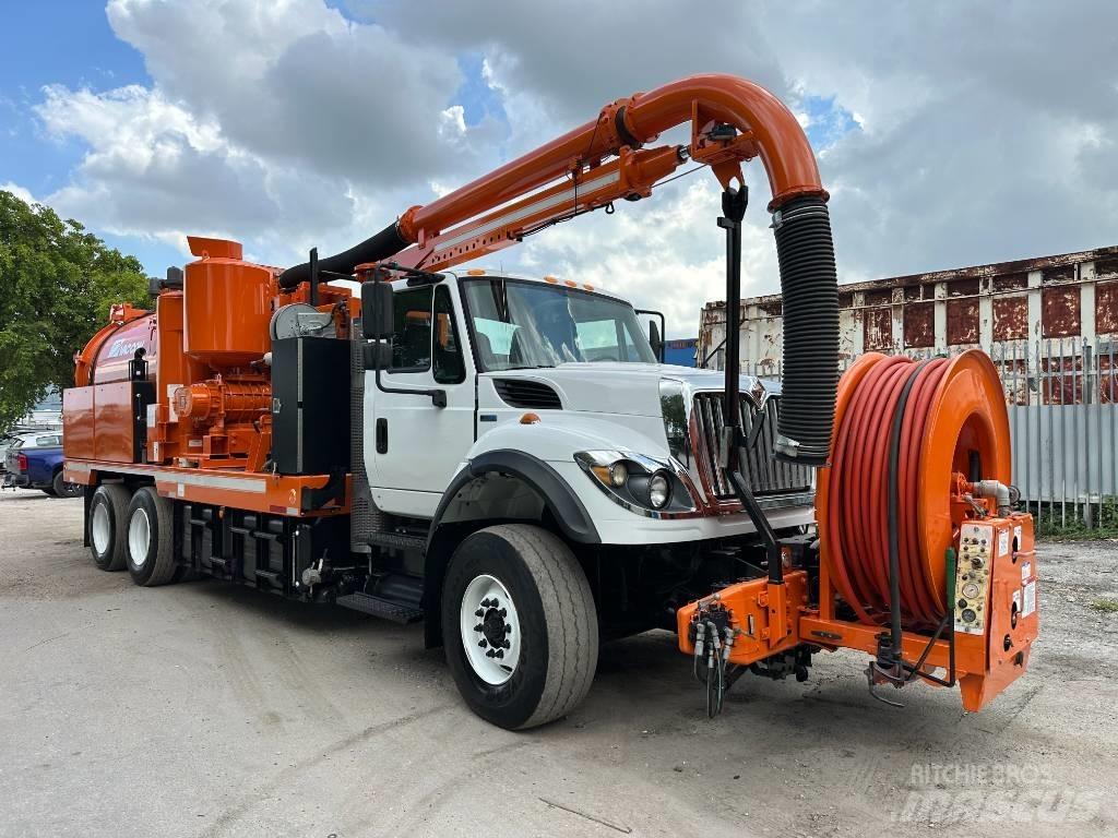 International 7400 Saug- und Druckwagen