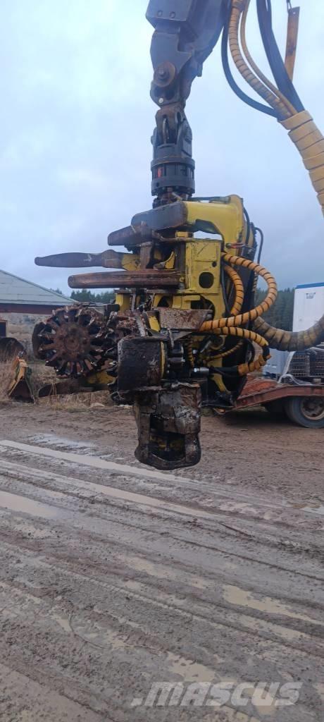 John Deere 770 D Harvester