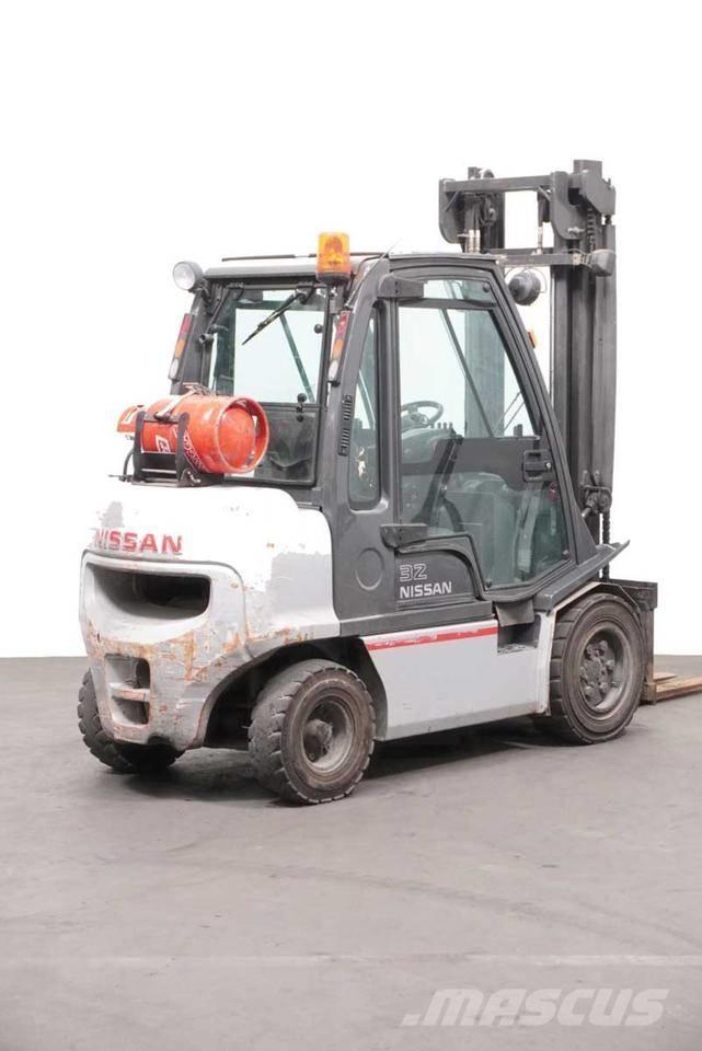 Nissan UGD02 A 32 PQ Gasstapler
