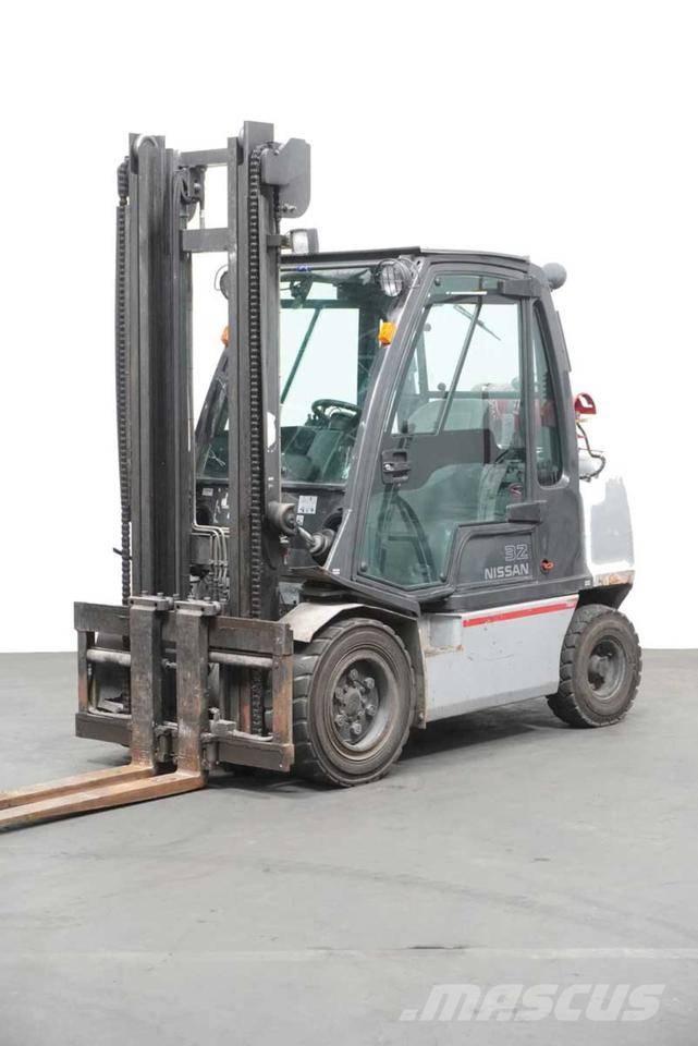 Nissan UGD02 A 32 PQ Gasstapler