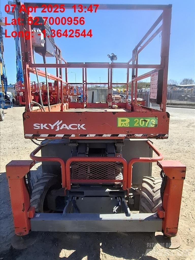 SkyJack SJ 6832 RT Scheren-Arbeitsbühnen