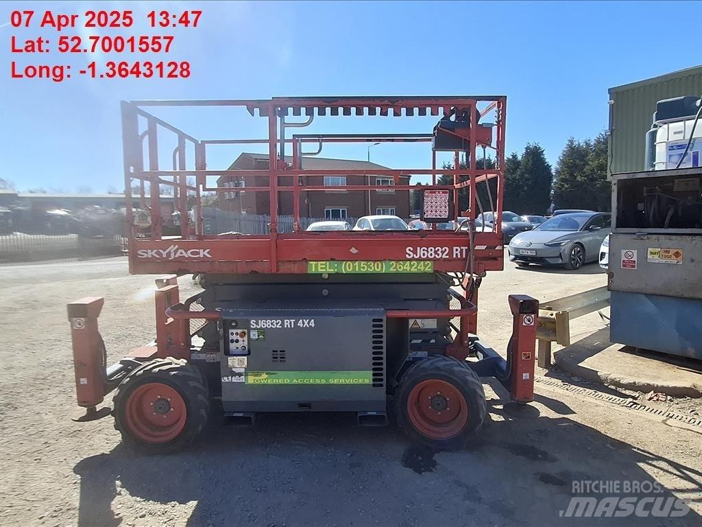 SkyJack SJ 6832 RT Scheren-Arbeitsbühnen