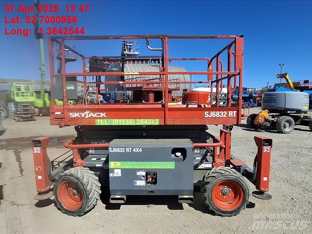 SkyJack SJ 6832 RT Scheren-Arbeitsbühnen