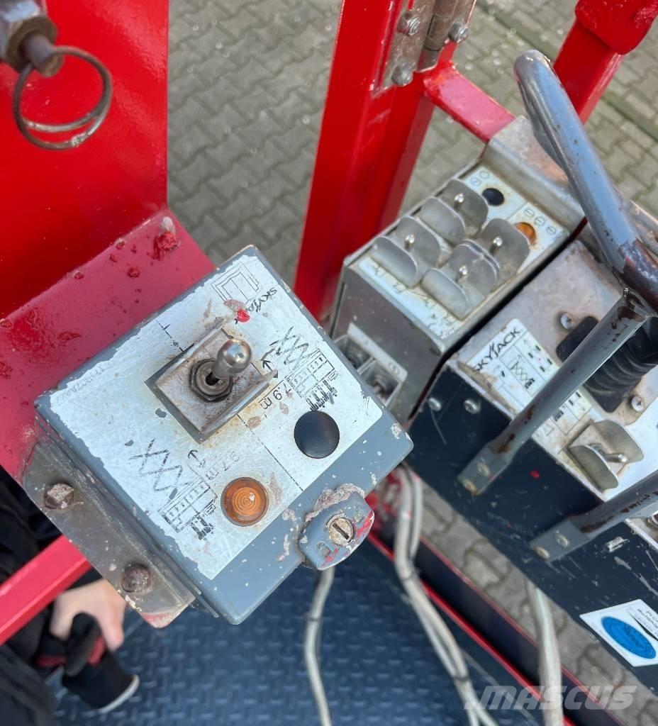 SkyJack SJ 6832 RT Scheren-Arbeitsbühnen