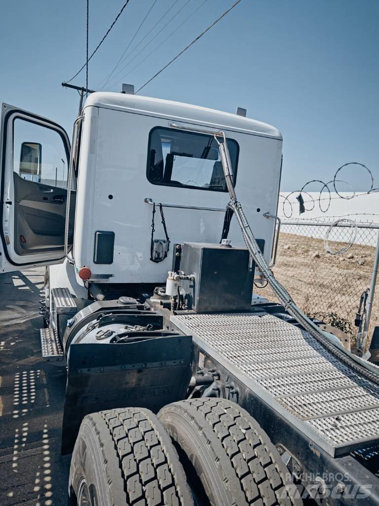 Peterbilt 579 Autotransporter