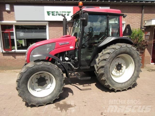 Valtra A93 HITECH Traktoren