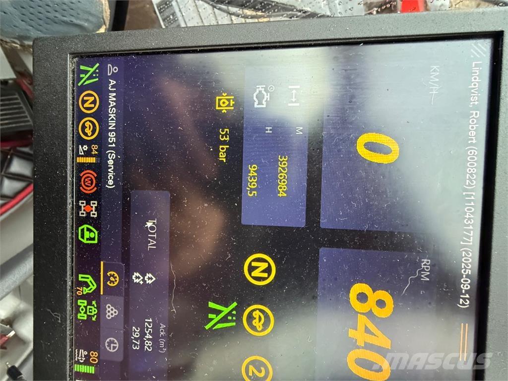 Komatsu 951 Harvester