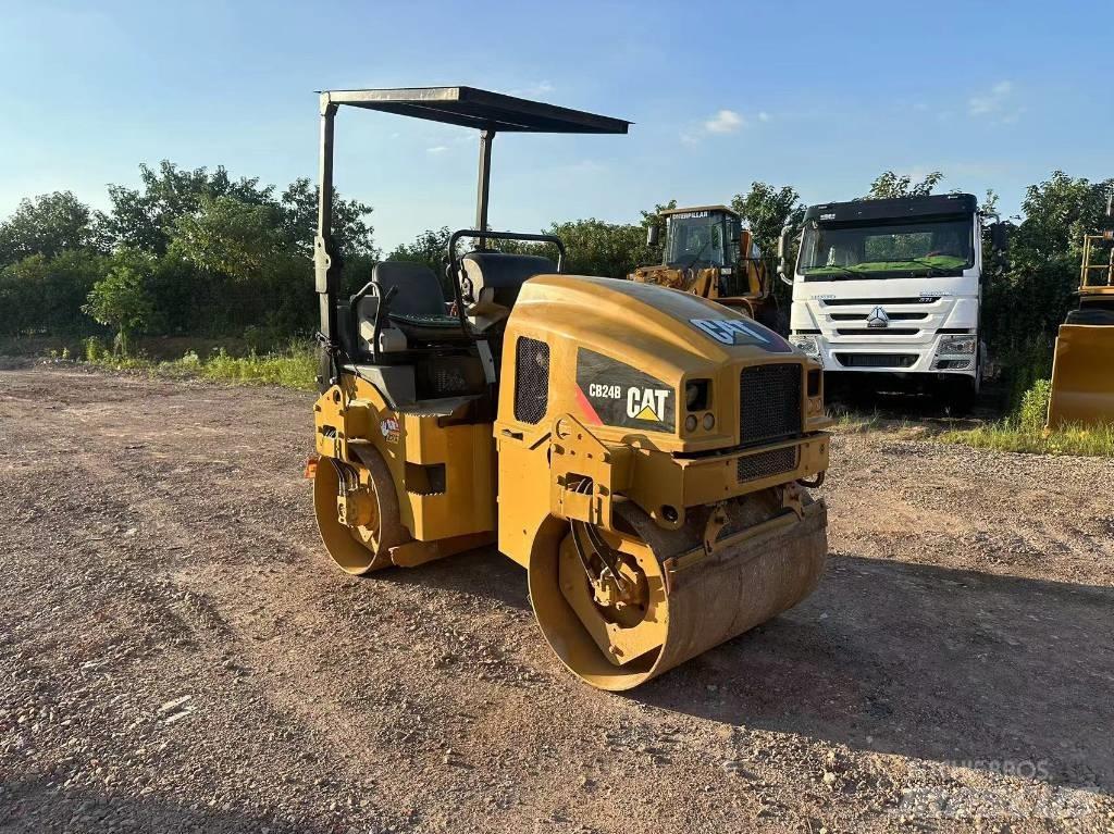 CAT CB 24 B Tandemwalzen
