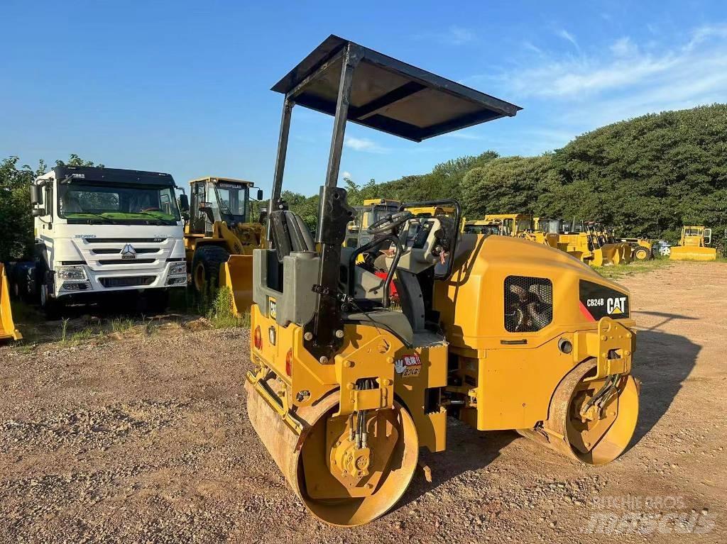 CAT CB 24 B Tandemwalzen