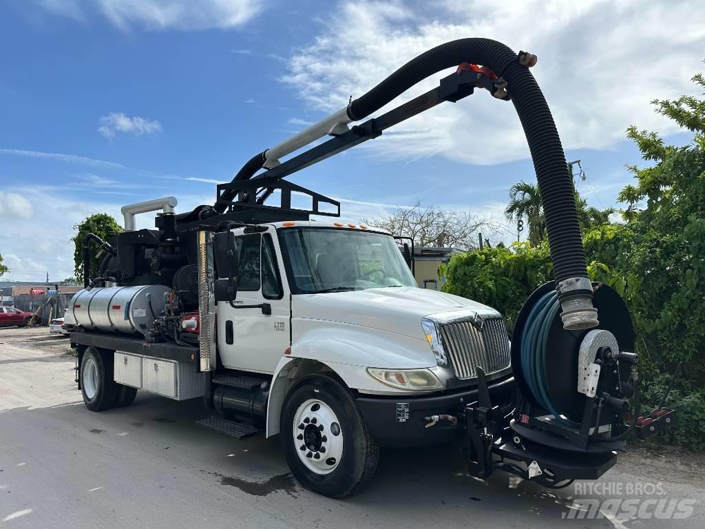 International 4300 Saug- und Druckwagen